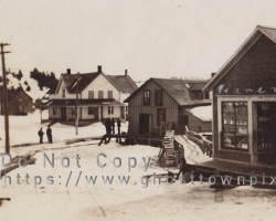 Burke's Hotel and the railway station around 1910. The station was destroyed by fire in 1917. Buildings